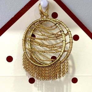 Brand new Earrings in gold